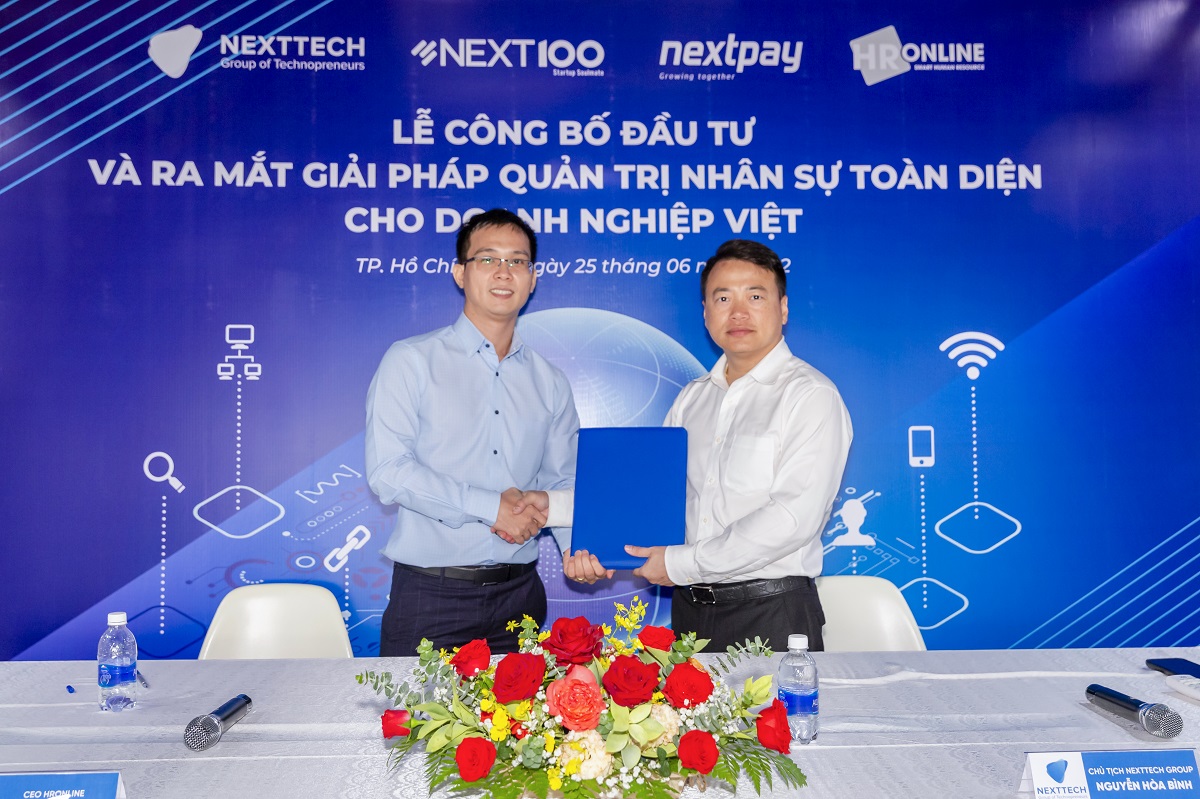 Shark Nguyễn Hòa Bình, Chủ tịch Tập đoàn NextTech và sáng lập quỹ đầu tư khởi nghiệp Next100.vc và ông Nguyễn Thành Danh - CEO HrOnline trong Lễ ký kết hợp đồng đầu tư.