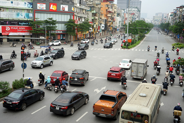 Ngắm nhìn cảnh vật xung quanh đường phố